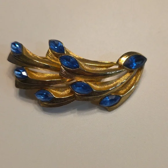 Vintage Kramer Elegant Gold Brooch with Blue Accents Crystals - Picture 6 of 6